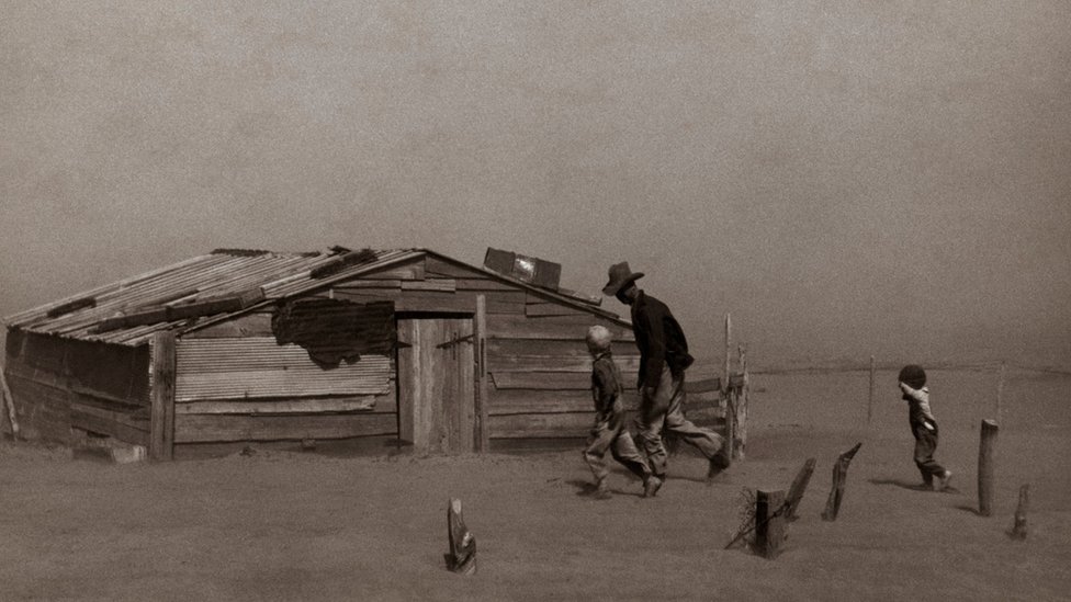 Условия в пыльной чаше Оклахомы вынудили многих мигрировать на запад в 1930-е годы