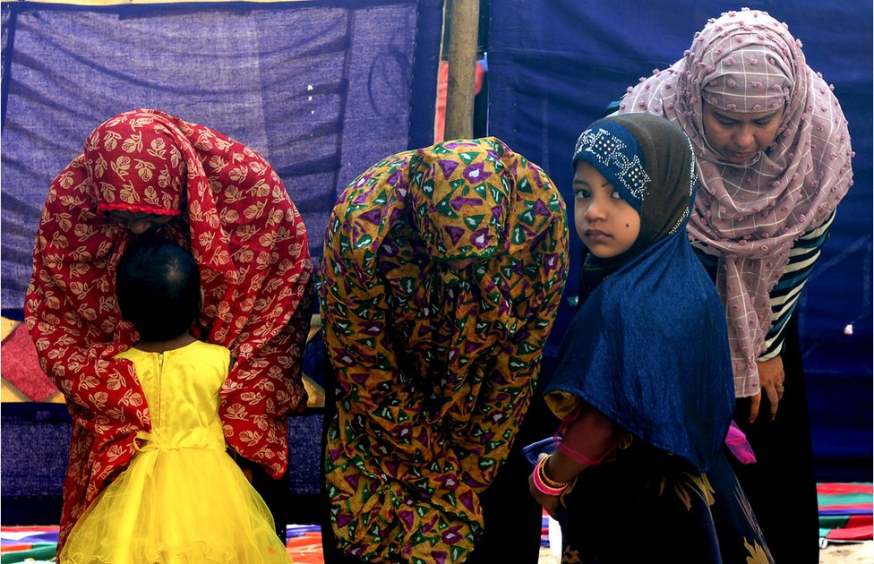 Dete i žene na molitvi u Čenaju u Indiji
