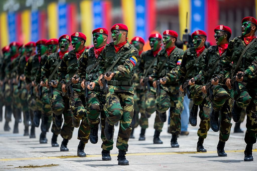 Soldados de Venezuela en un desfile BBC | NO USAR. 