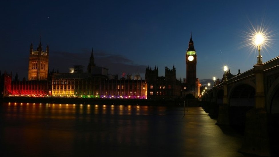 В ознаменование парада «Гордость в Лондоне» в Лондоне, Великобритания, 8 июля 2017 г. освещается здание парламента.