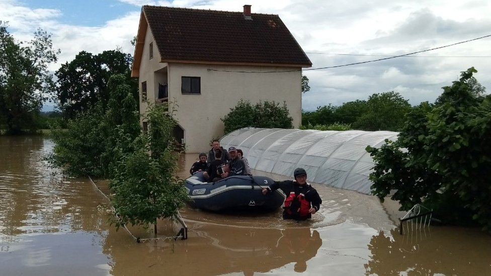 Evakuacija iz poplavljenog domaćinstva na gumenom čamcu