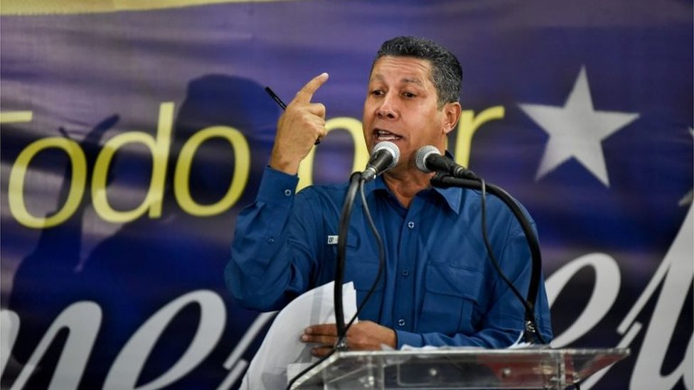 Кандидат в президенты от оппозиции Венесуэлы Анри Фалькон выступает на пресс-конференции после того, как Национальный избирательный совет (CNE) объявил результаты голосования в день выборов в Венесуэле 20 мая 2018 года.