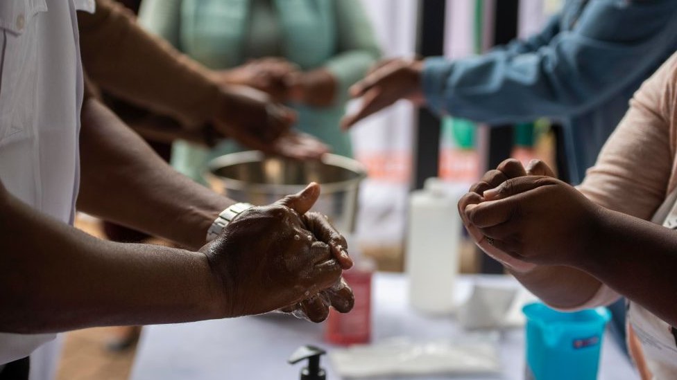 Pipo dey wash hand during di coronavirus epidemic
