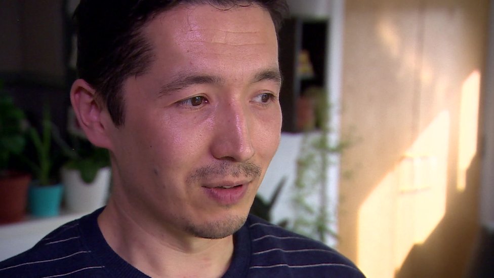 Christian no esperaba encontrar su casa vacía la regresar de vacaciones. Christian en su casa