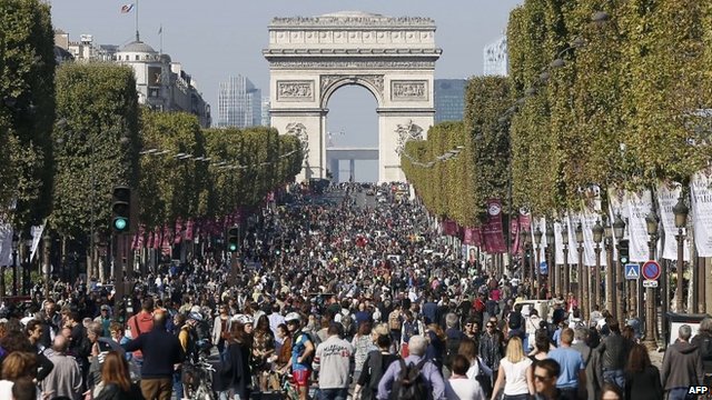 Paris 'car-free' day draws crowds to Champs-Elysees - BBC News