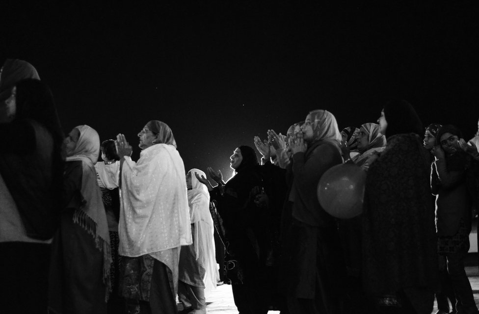 Люди молятся в храме Хазратбал, который находится между озером Дал