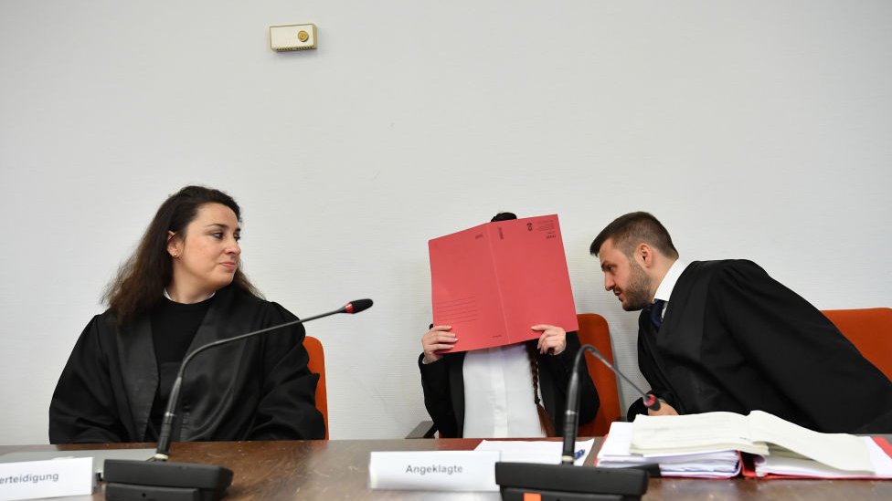 Mujer se tapa la cara