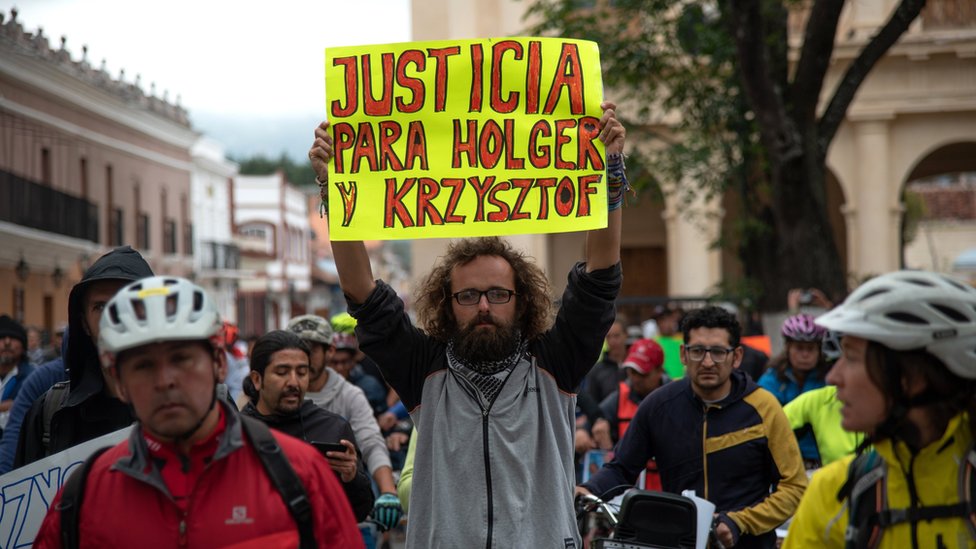 Протесты друзей погибших европейских велосипедистов Хольгера Хагенбуша и Кшиштофа Хмелевски в Сан-Кристобаль-де-лас-Касас, 6 мая 2018 г.