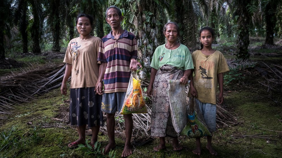 Orang Rimba kabilesinden Ridah 35; Cilin 60; Siti 60; Dan Yenita 12 yaşında.