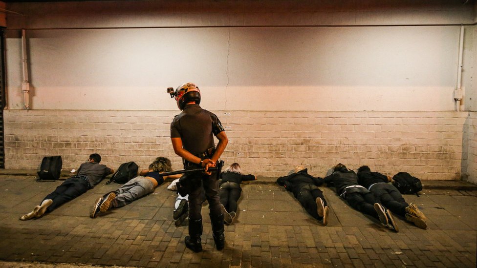 Manifestantes de Black Lives Matter son arrestados después de arrojar piedras a vehículos policiales en Sao Paulo, en 2020.