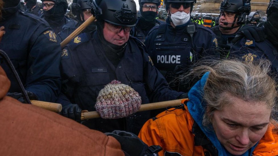 Policía desaloja a manifestante en Ottawa