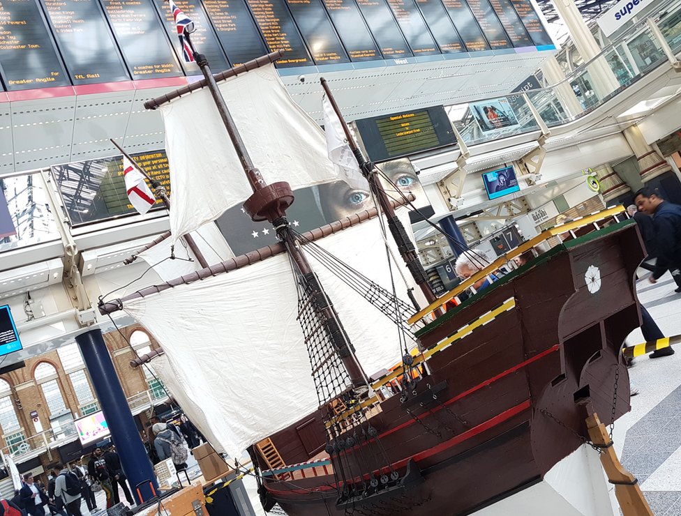 Реплика Mayflower на вокзале Liverpool Street, Лондон