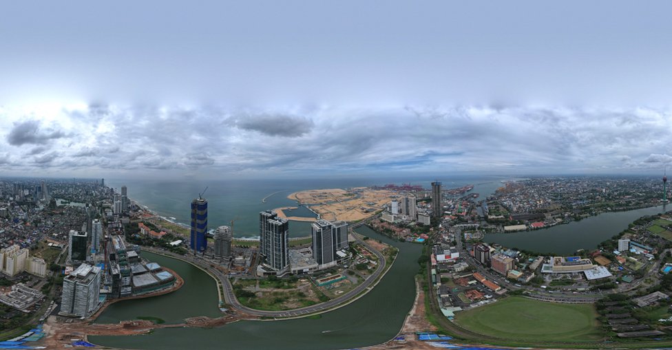 Vista panorámica de Colombo, con arena recuperada para la ciudad portuaria a la distancia.