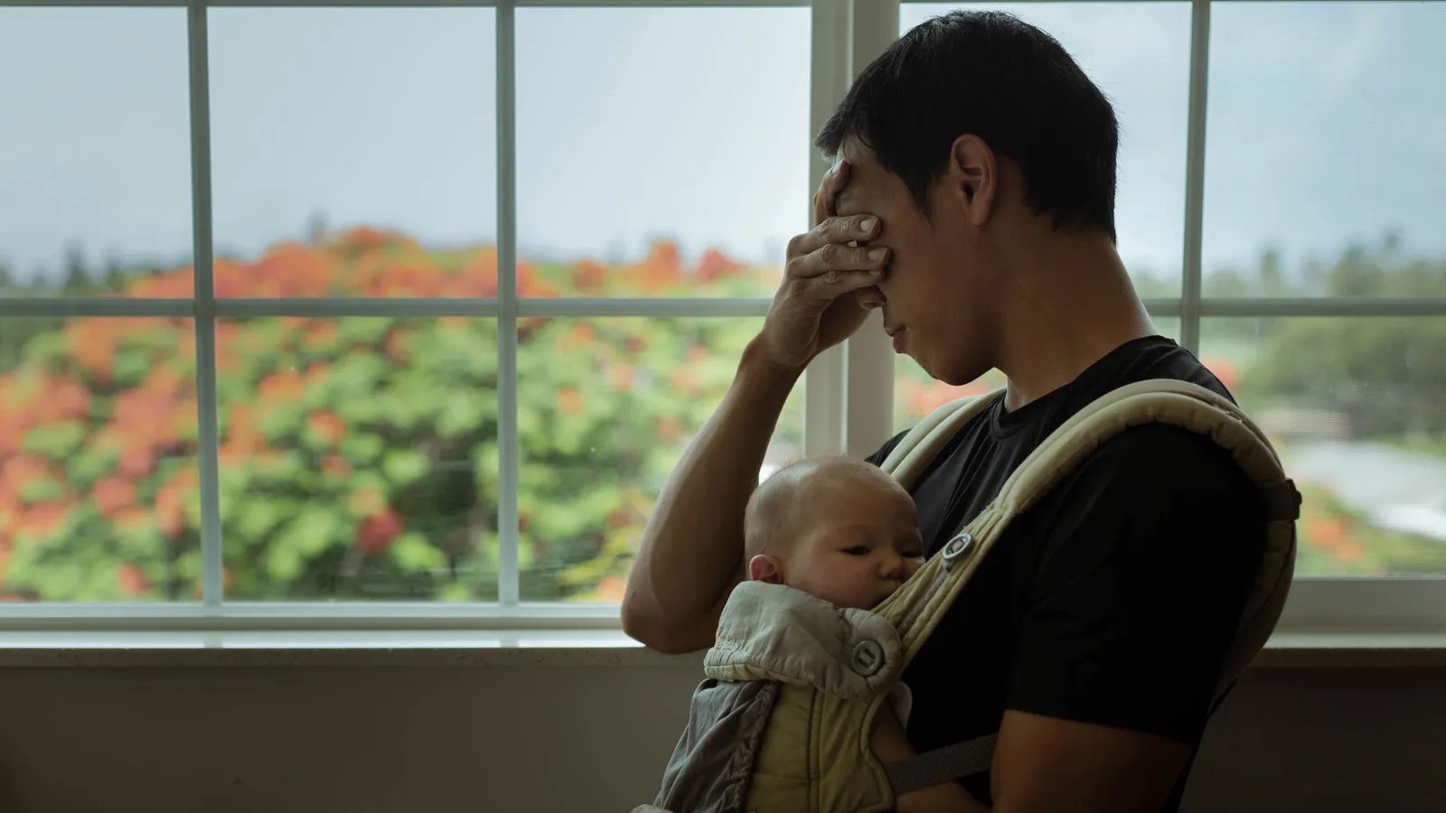 Homem chora enquanto segura bebê