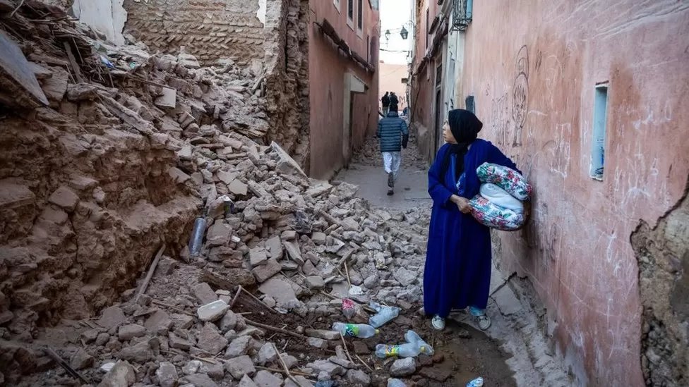 سيدة تنظر إلى الدمار الذي لحق بمبنى في مراكش، بعد الزلزال القوي الذي ضرب المغرب مساء الجمعة