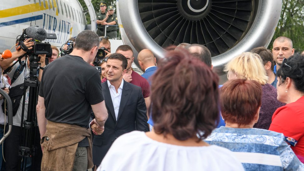 El presidente de Ucrania, Volodymyr Zelensky, acudió al aeropuerto a recibir a los prisioneros liberados.