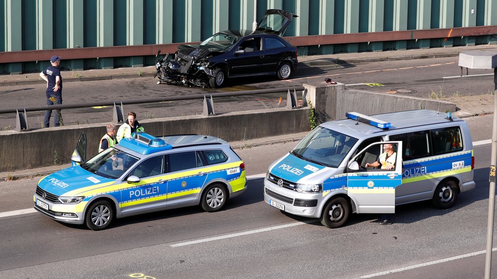 Полицейские исследуют место серии якобы умышленных автомобильных аварий на шоссе A100 в Берлине, Германия, 19 августа 2020 г.