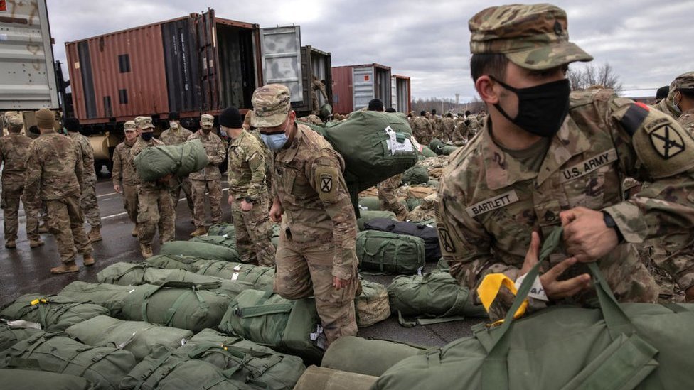 جنود الجيش الأمريكي يحملون حقائبهم لدى عودتهم من أفغانستان إلى ديارهم في 10 ديسمبر/كانون أول 2020