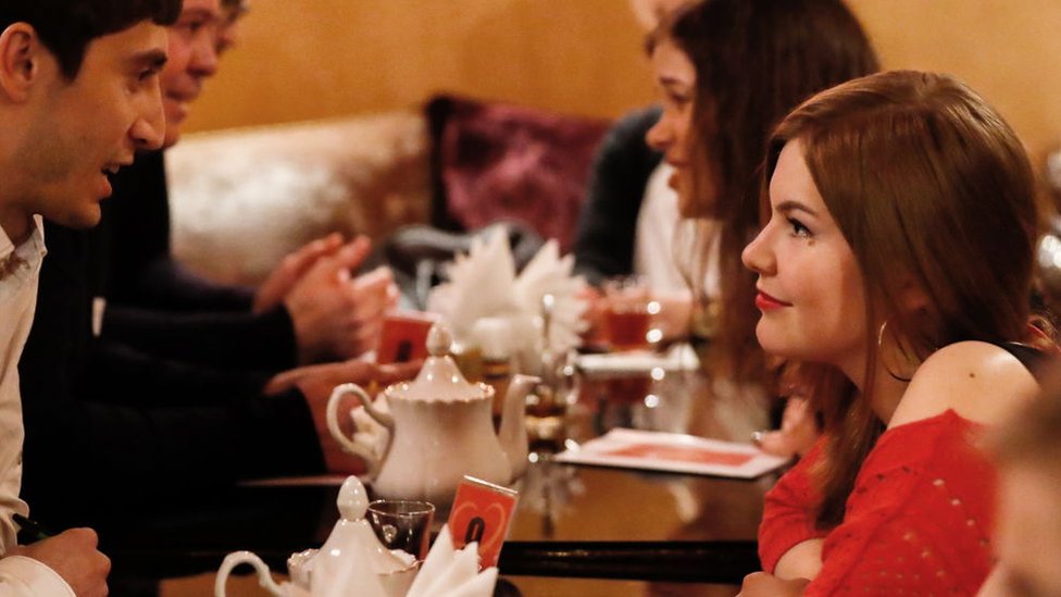 Puede funcionar que vayas a tu restaurante preferido y discutas temas financieros largamente postergados. Pareja