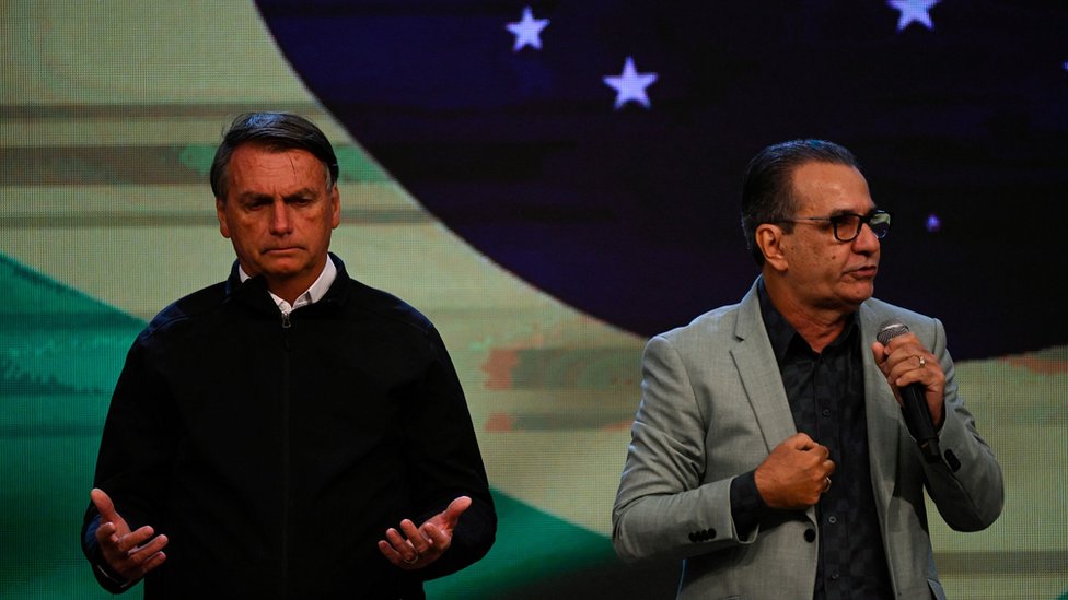 Jair Bolsonaro e Silas Malafaia em culto evangélico