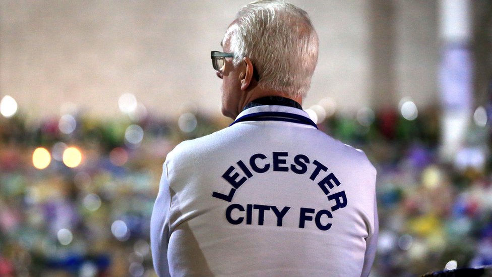 Hombre con la camiseta del Leicester City