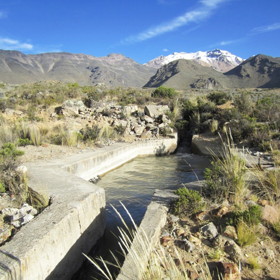 Canal de cemento que transporta agua