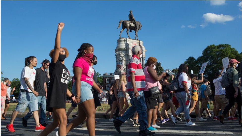 Активисты Black Lives Matter занимают круговое движение под статуей генерала Конфедерации Роберта Ли, теперь покрытой граффити