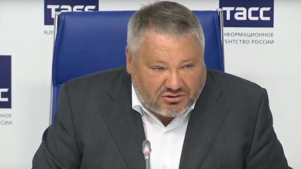 Antón Bakov en la conferencia de prensa en la que anunció el acuerdo entre Gambia y el Imperio Romanov. (Foto: BBC/YouTube) Antón Bakov en la conferencia de prensa en la que anunció el acuerdo entre Gambia y el Imperio Romanov. Foto: BBC/YouTube