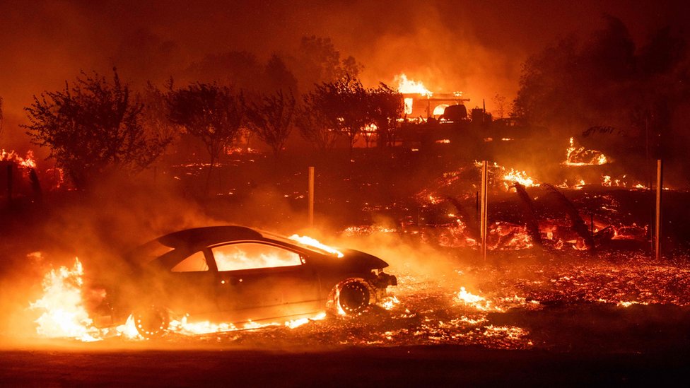 Транспортные средства и дома горят, когда костер лагеря прорывается через рай, Калифорния