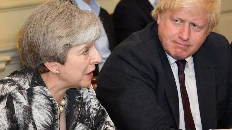 Theresa May e Boris Johnson em 2017