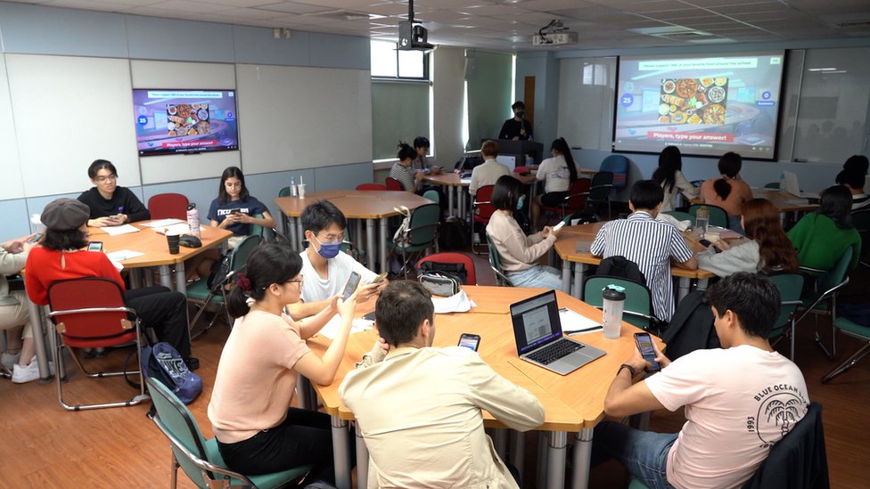 Estudiantes paraguayos y taiwaneses en una clase universitaria