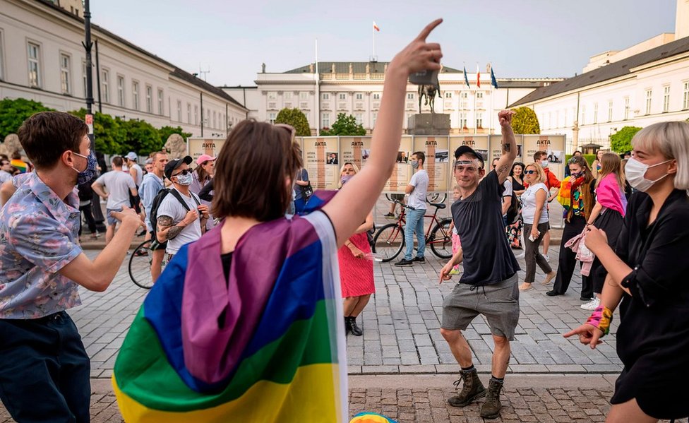 متظاهرون داعمون لحقوق المثليين أمام القصر الرئاسي في بولندا في 11 يونيو 2020