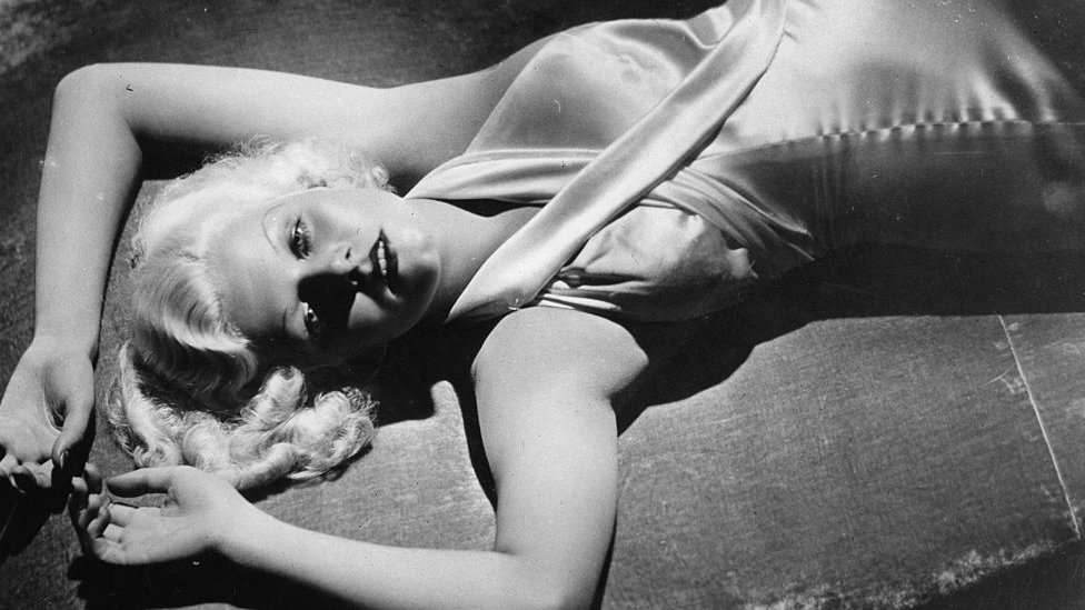 До появления мейнстрима красок голливудская «светловолосая бомба» Джин Харлоу в 1930-х годах использовала отбеливатель хлорокс