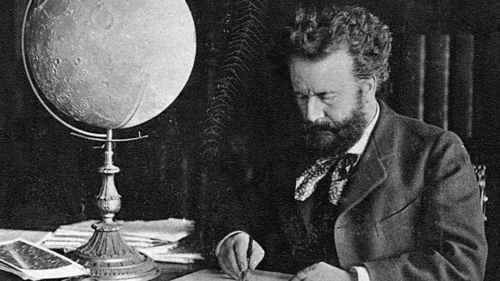 Francuski astronom Kamij Flamarion je 1894. godine objavio spekulativni roman Kraj sveta, koji je bio deo novog talasa interesovanja za objekte koji se približavaju Zemlji