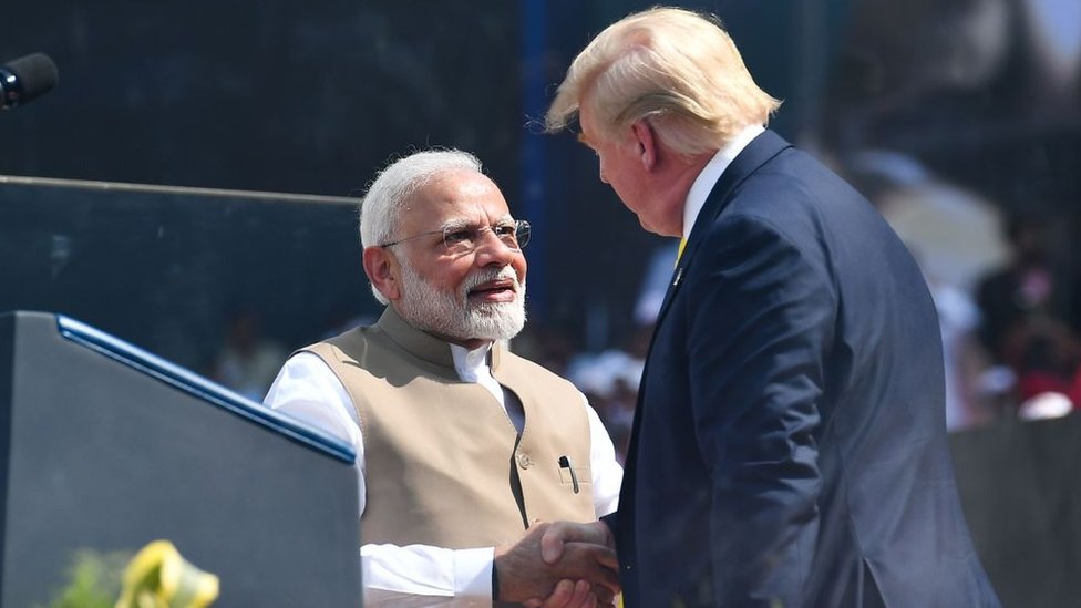 Дональд Трамп и Нарендра Моди пожимают друг другу руки на стадионе Мотера в Гуджарате