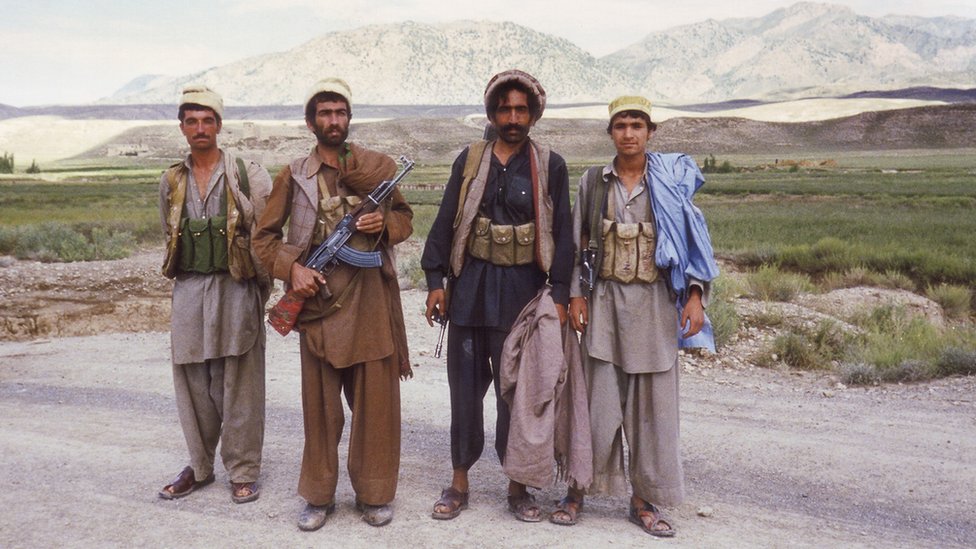 Моджахеды держат оружие в Афганистане в 1988 году