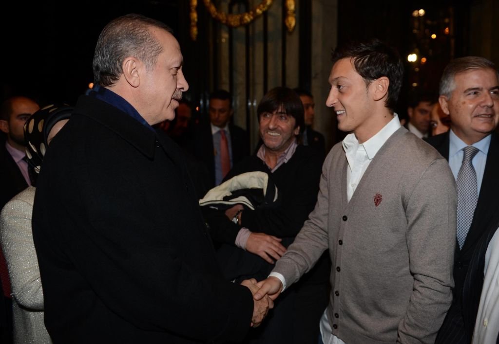 Özil explicó que se ha encontrado con Erdogan en diferentes eventos en los que coincidió con el mandatario turco como sucedió en Madrid en noviembre de 2012.