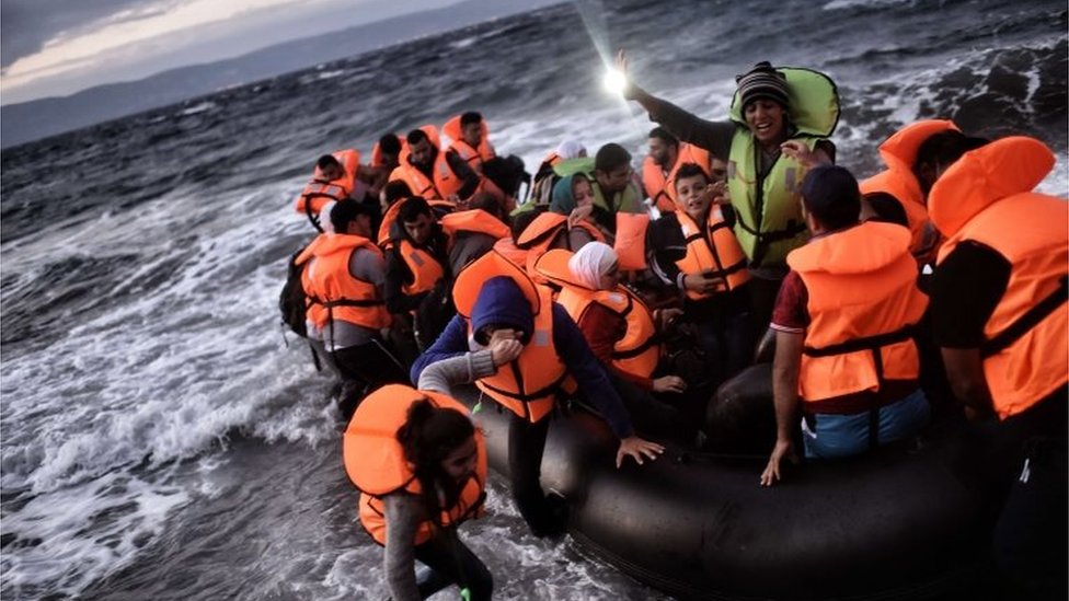 Беженцы и мигранты прибывают на греческий остров Лесбос после пересечения Эгейского моря из Турции 1 октября 2015 года.