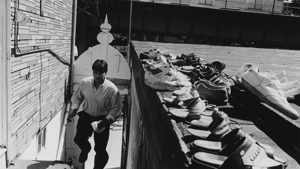 Gawsiah Jame Masjid, subiendo unas escaleras hacia el techo de un edificio, con zapatos tendidos al sol a un lado, en Astoria, Queens, 1997. Gawsiah Jame Masjid, subiendo unas escaleras hacia el techo de un edificio, con zapatos tendidos al sol a un lado, en Astoria, Queens, 1997.