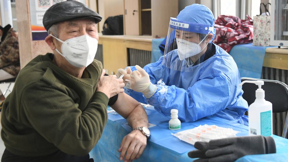 北京市海澱區中關村接種點一位老人接受新冠病毒疫苗注射（新華社圖片15/12/2022）
