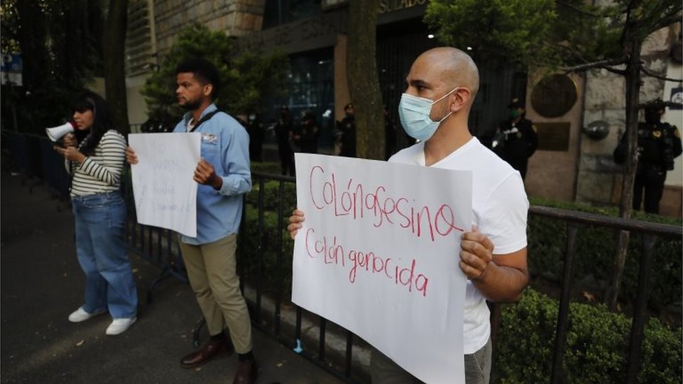 2021年10月12日，墨西哥城抗議者在西班牙大使館外舉著「種族滅絶」標語。