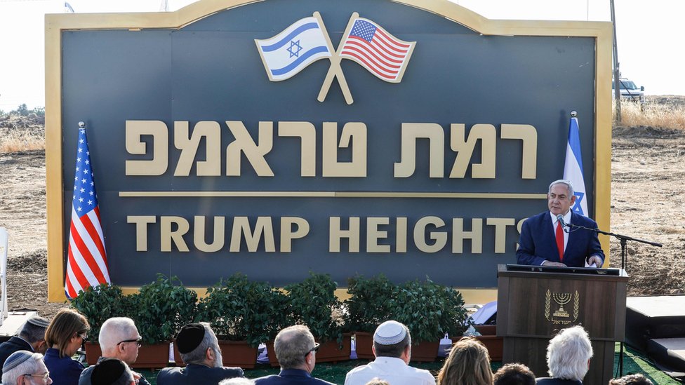Премьер-министр Израиля Биньямин Нетаньяху произносит речь перед недавно обнародованной вывеской нового поселения «Рамат Трамп» или «Высоты Трампа»