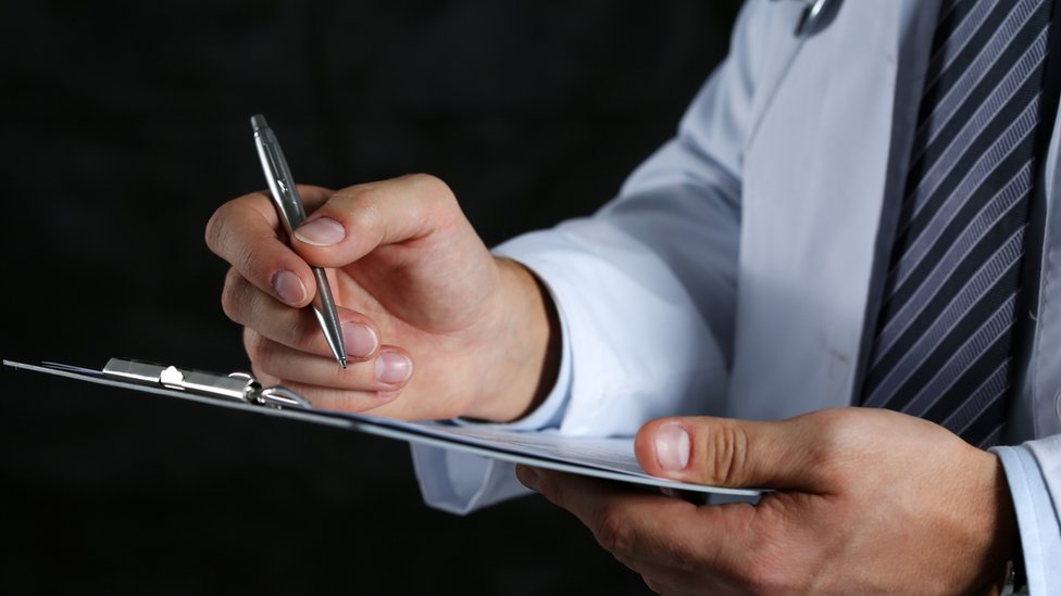 Algunos rasgos nos pueden ayudar a identificar a los psicópatas. Doctor con carpeta