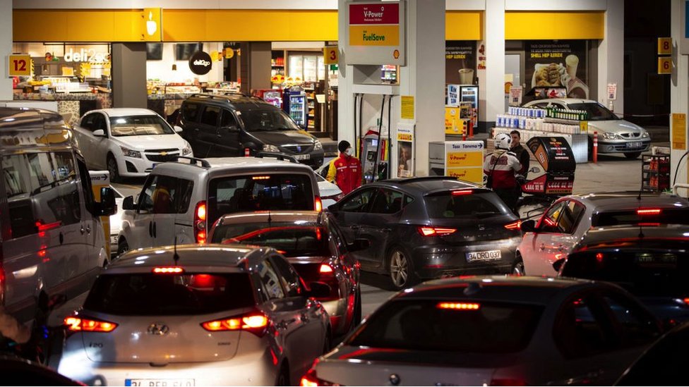 Long queues form at a petrol station on February 25, 2022 in Istanbul, Turkey. Brent oil prices, which have increased after the tension between Russia and Ukraine, were reflected as a hike in fuel prices in Turkey.