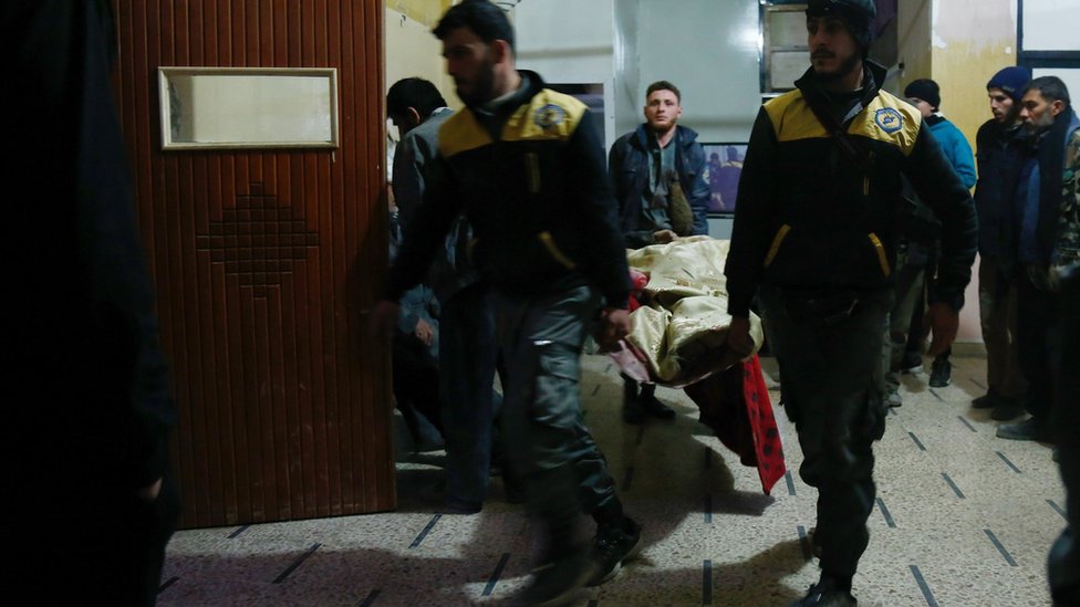 Сирийские медработники несут пострадавшего в временную больницу в осажденном повстанцами городе Дума, 3 января 2018 г.
