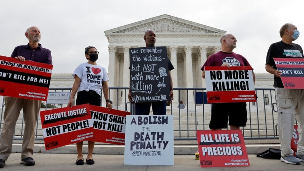 مجموعة صغيرة من المتظاهرين يتظاهرون ضد عقوبة الإعدام خارج مبنى المحكمة الأمريكية العليا
