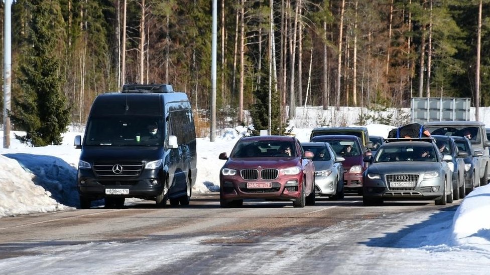 Automóviles rusos cruzan a Finlandia