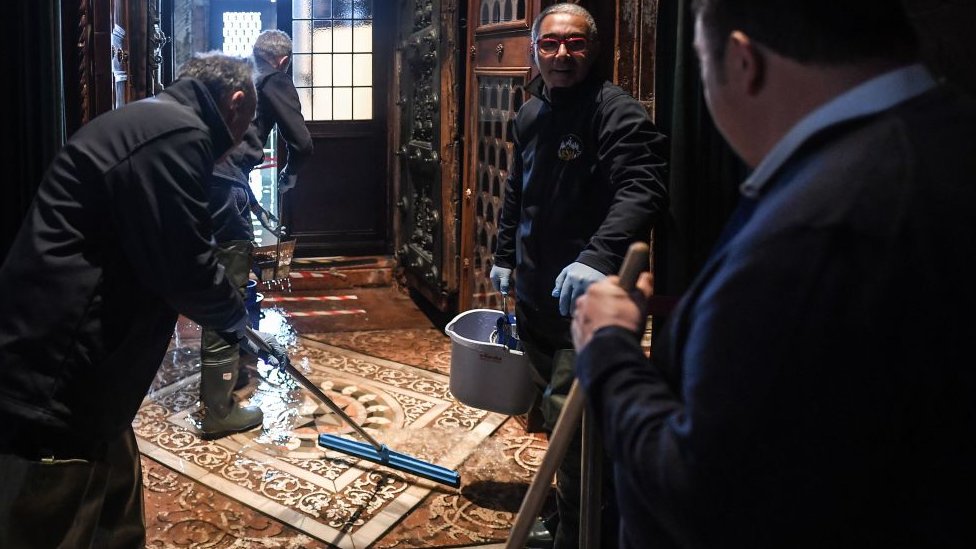 Labores de limpieza en la Basílica de San Marcos. Labores de limpieza en la Basílica de San Marcos.