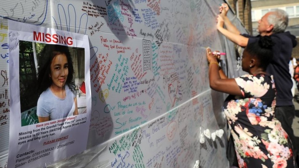 Las familias de la Torre Grenfell han colocado carteles de personas desaparecidas, como Jessica Urbano. Otros londinenses han escrito mensajes de solidaridad. Mensajes de solidaridad cerca de la Torre Grenfell