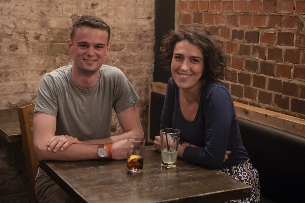 Уилл и Кристина в кафе, где они впервые встретились после теракта